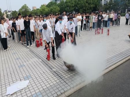 火患无情，防患未燃”，学校开展消防灭火演练活动