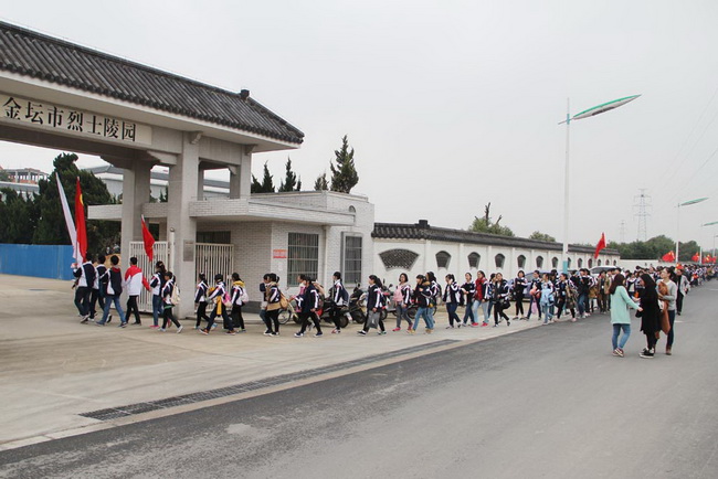 祭扫烈士墓，传承民族魂