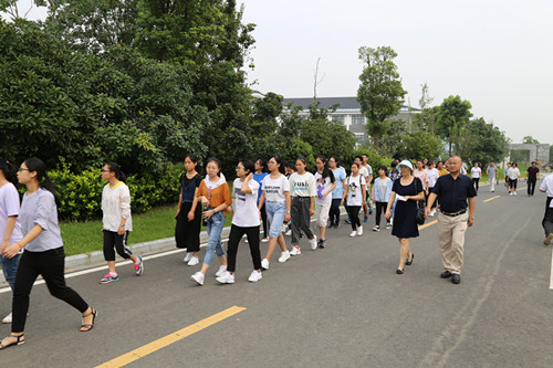 入学教育第一课——我校组织新生赴企业参观学习