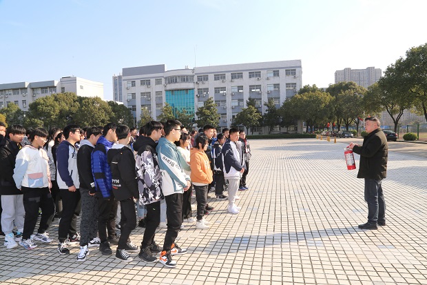 开学消防第一课 安全牢记在心中 ——我校开展开学消防安全演练