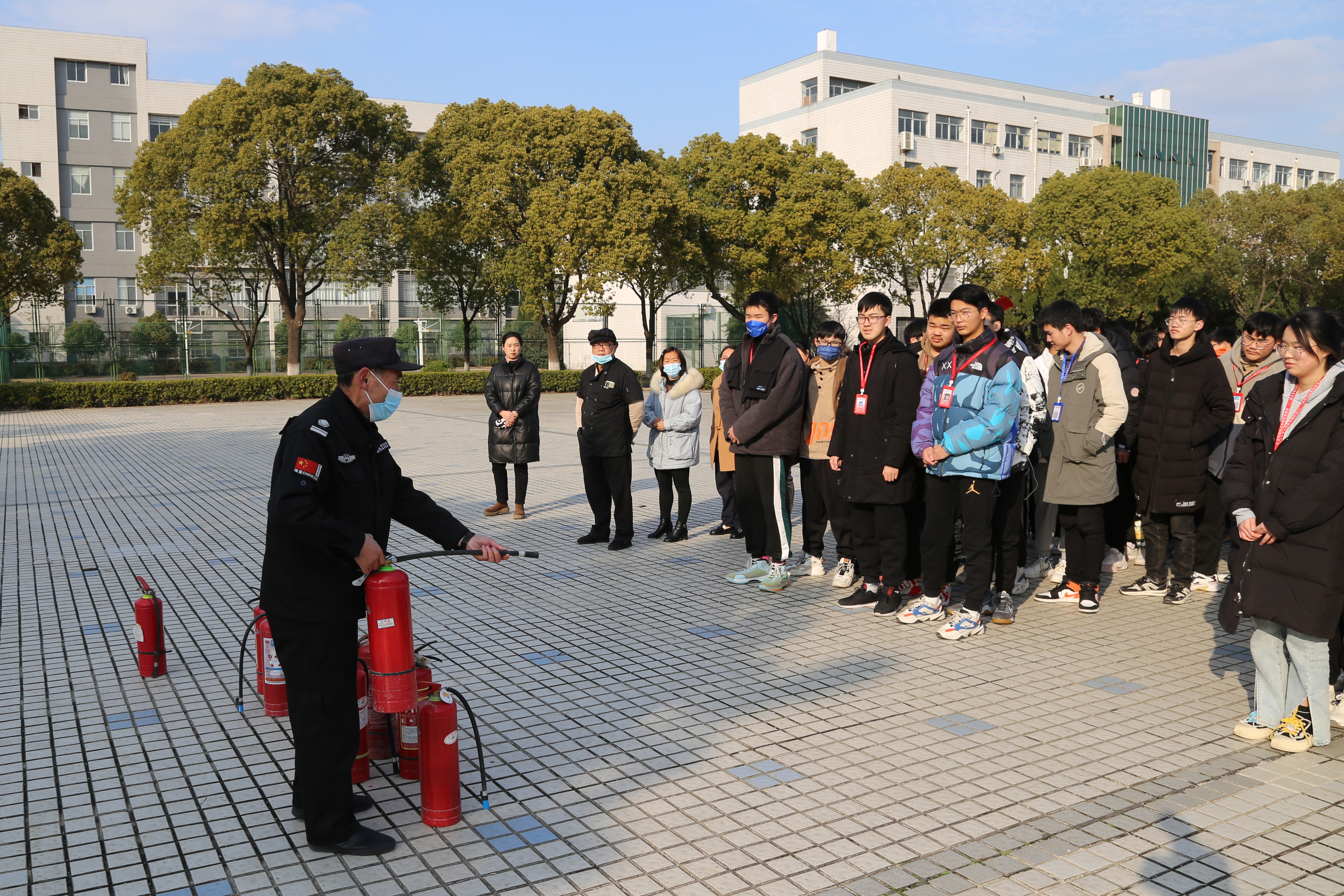 开学安全第一课——我校开展消防安全演练活动