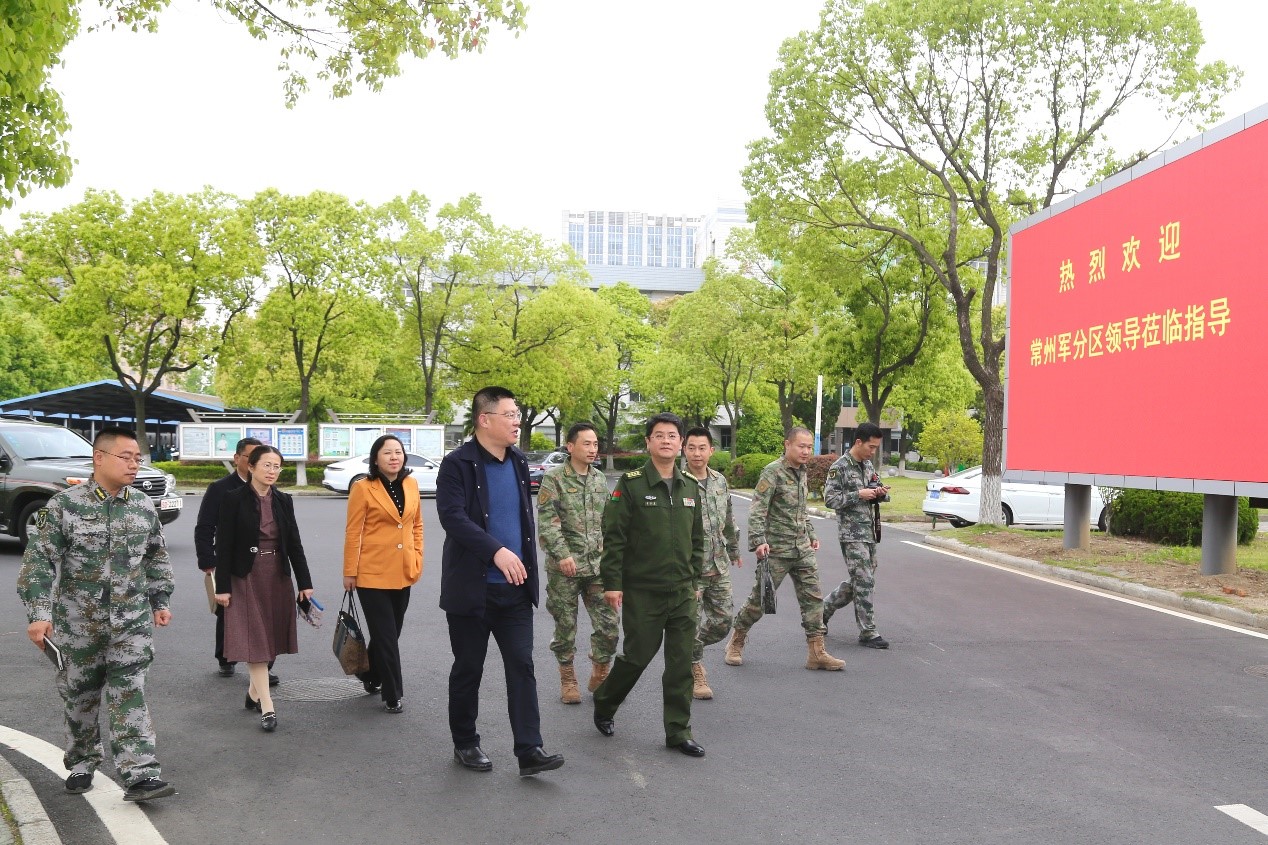 常州军分区司令员李泽勇来我校调研